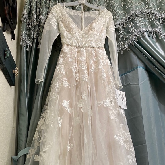 Brand New Wedding Dress - Picture 2 of 8